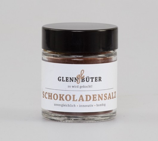 Salz mit Schokoladen Additiv im kleinen Glas