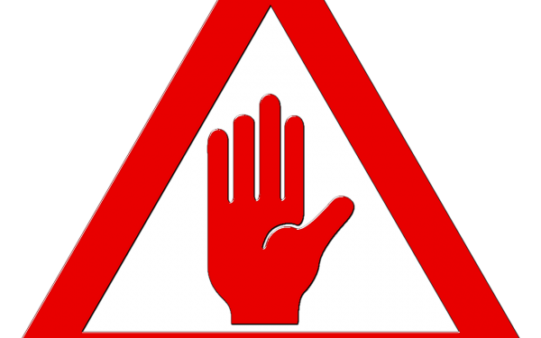 stoppschild mit hand in der mitte