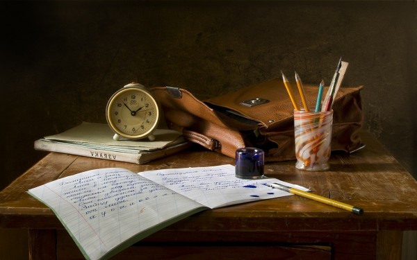 schriebtisch mit stift und heft
